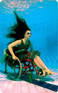 Mujer en silla de ruedas en el fondo de una piscina